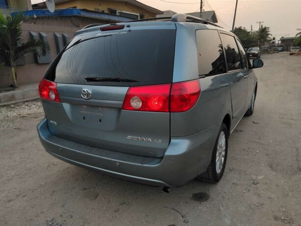 2008-toyota-sienna-big-1