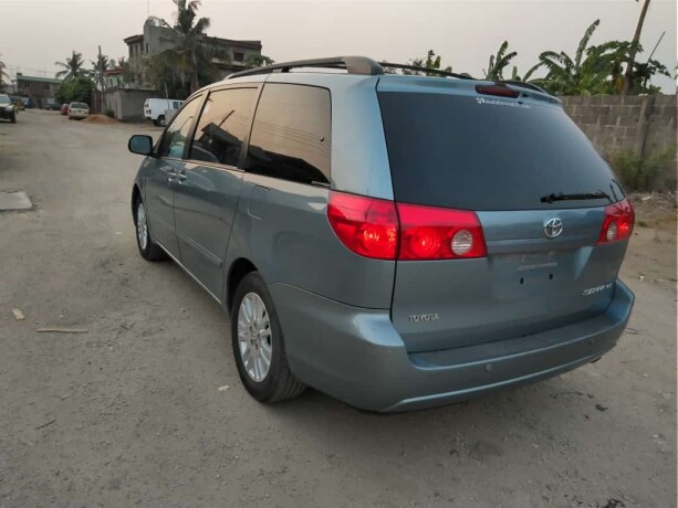 2008-toyota-sienna-big-0