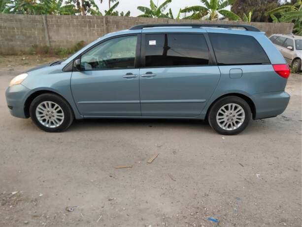 2008-toyota-sienna-big-3