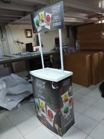 branded-promotional-tables-big-3